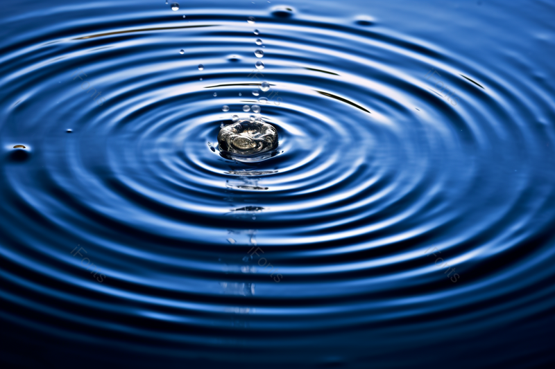 水面池塘上水滴水波涟漪背景素材摄影图,高清,摄影图,摄影图片,图片大全,摄影图免费下载